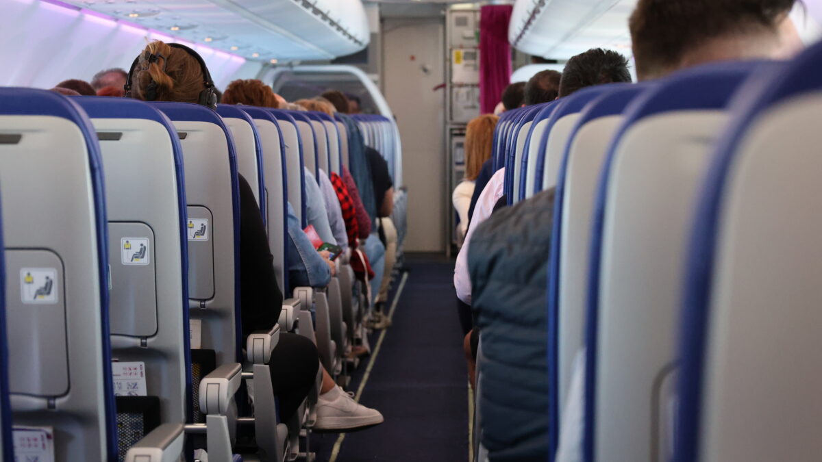 “Installazione non corretta dei sedili su centinaia di aerei Boeing 737 Max, ci sono rischi per la sicurezza dei passeggeri”: il nuovo allarme dell’agenzia statunitense per l’aviazione civile