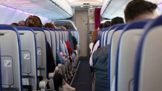 “Per chi siede al finestrino il rischio è doppio e attenzione al falso mito dell’aspirinetta”: cos’è la trombosi del viaggiatore e i comportamenti da evitare prima e durante il volo