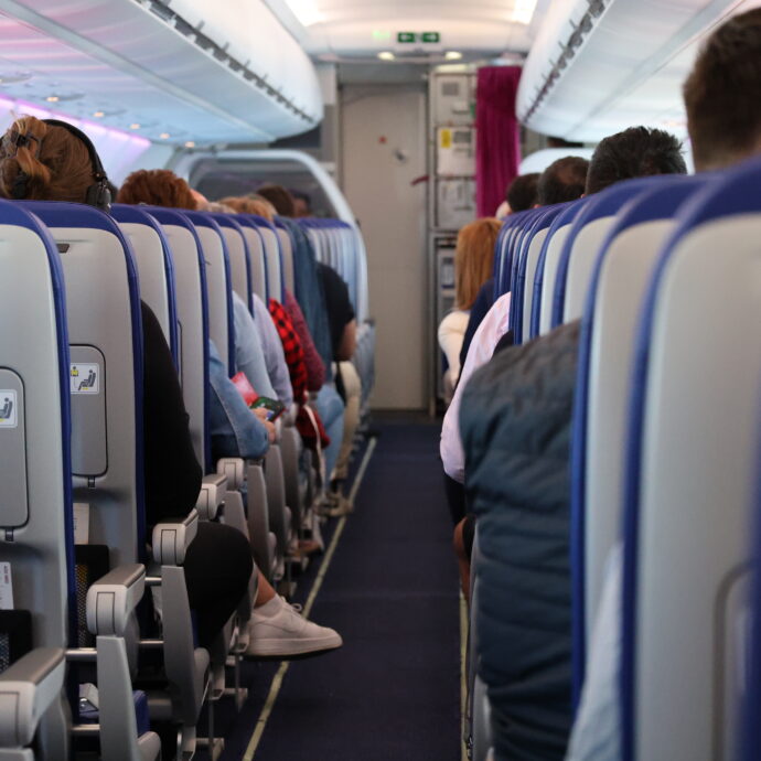 “Installazione non corretta dei sedili su centinaia di aerei Boeing 737 Max, ci sono rischi per la sicurezza dei passeggeri”: il nuovo allarme dell’agenzia statunitense per l’aviazione civile