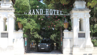 Copertina di Era fallito da tre anni, ma continuava a ospitare turisti in nero: sequestrato il Grand Hotel di Riccione