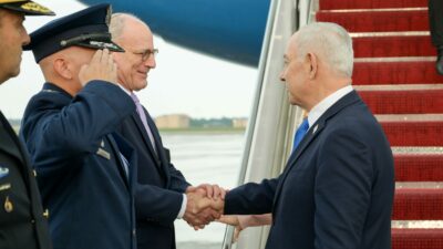 Copertina di Iran, Trump: “Colloqui buoni ma senza un accordo finiremo il lavoro”. Netanyahu arrivato alla Casa Bianca per l’incontro con il presidente Usa