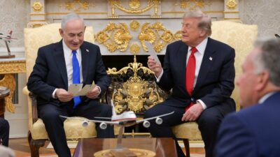 Copertina di Trump riceve Netanyahu alla Casa Bianca. Il presidente Usa alla Fox: “Non ho bisogno delle prove di Israele sul nucleare iraniano”