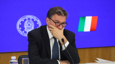 Copertina di Carburanti, lo sconto sul gasolio c’è ma non si vede: prezzi giù solo di 0,5 cent. E in Campania e Molise salgono