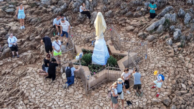 Copertina di Vandalizzate le statue della madonna a Medjugorje: arrestato 31enne, già protagonista di un documentario