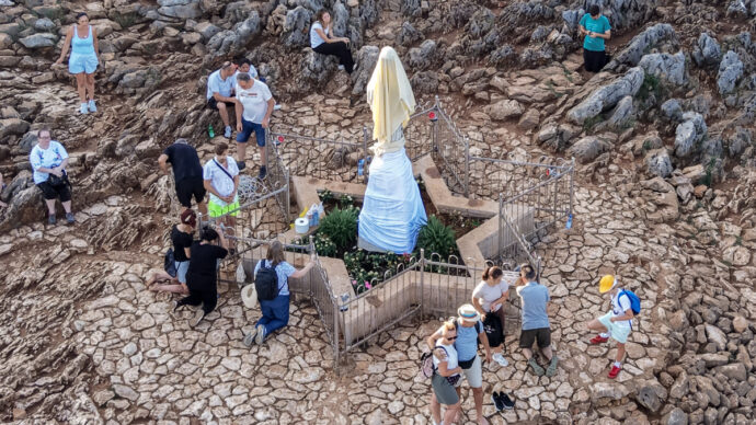 Vandalizzate le statue della madonna a Medjugorje: arrestato 31enne, già protagonista di un documentario