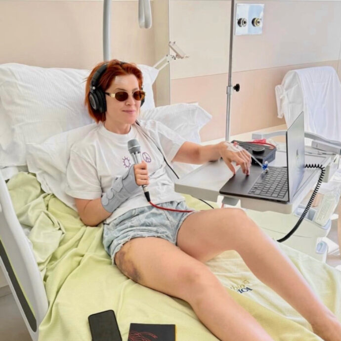 “Canta che ti passa”: Noemi aggiorna i fan sulle sue condizioni di salute dopo la caduta dal palco e il ricovero in ospedale