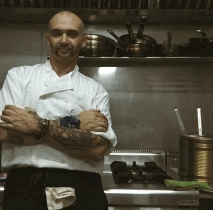 E’ morto a 59 anni lo chef Andrea Bruzzechesse: “Da giorni non si presentava al lavoro senza aver avvisato, una collega è andato a casa sua e l’ha trovato a terra incosciente”