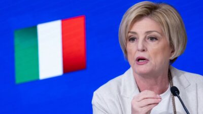 Copertina di Calderone: “In Italia per i giovani grandi opportunità di lavoro e garanzie evolute”. Cosa rispondono i ‘cervelli in fuga’? Scriveteci