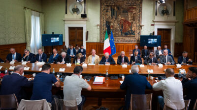 Copertina di Per l’Ilva il governo non sa che fare  (e attacca i giudici)