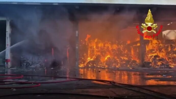 Incendio a Milano, in fiamme una ricicleria gestita da A2A nell’hinterland