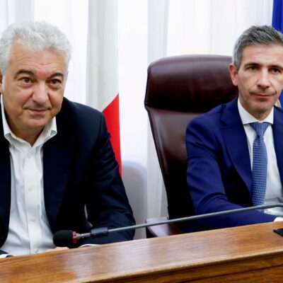 Copertina di Covid, laboratori fake e “stecche” inesistenti: Arcuri zittisce la destra