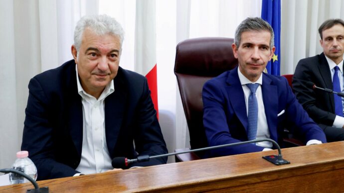 Covid, laboratori fake e “stecche” inesistenti: Arcuri zittisce la destra