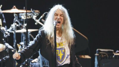 Copertina di La lezione “morale” di Patti Smith: musica, poesia, pace e luna piena