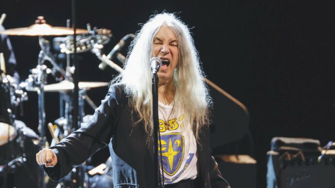 La lezione “morale” di Patti Smith: musica, poesia, pace e luna piena