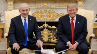 Copertina di Trump risponde a Netanyahu con una citazione di Hillary Clinton: “Non ci sono alternative al piano del Board of peace per Gaza”