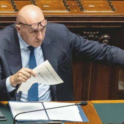 Copertina di Crosetto: “Le armi sono medicine”. Ma la Lega fa muro anti-fondi Safe