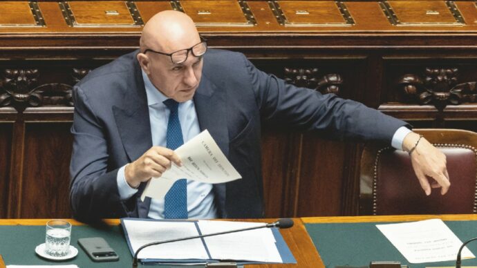 Crosetto: “Le armi sono medicine”. Ma la Lega fa muro anti-fondi Safe