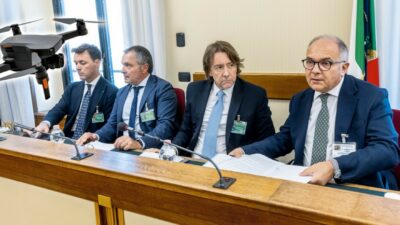 Copertina di Armi, l’Ucraina è un colabrodo: trafugati  800 mila pezzi dai nostri aiuti. E la mafia  si butta nel mercato nero: “Interessata ai droni”