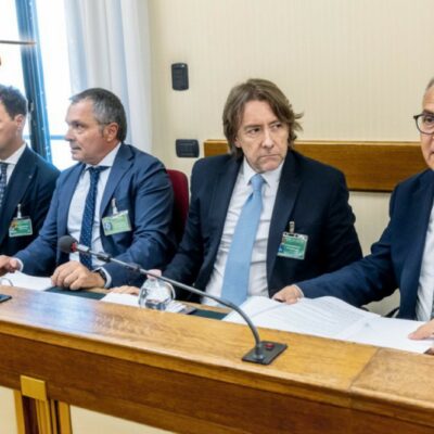 Copertina di Armi, l’Ucraina è un colabrodo: trafugati  800 mila pezzi dai nostri aiuti. E la mafia  si butta nel mercato nero: “Interessata ai droni”