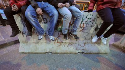 Copertina di Due gemelli di 14 anni spogliati e aggrediti