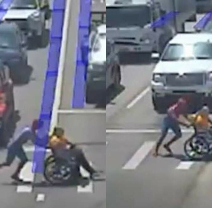 Anziano in carrozzina fatica ad attraversare l’incrocio: dalla macchina scende “Spiderman” ad aiutarlo, il video è virale