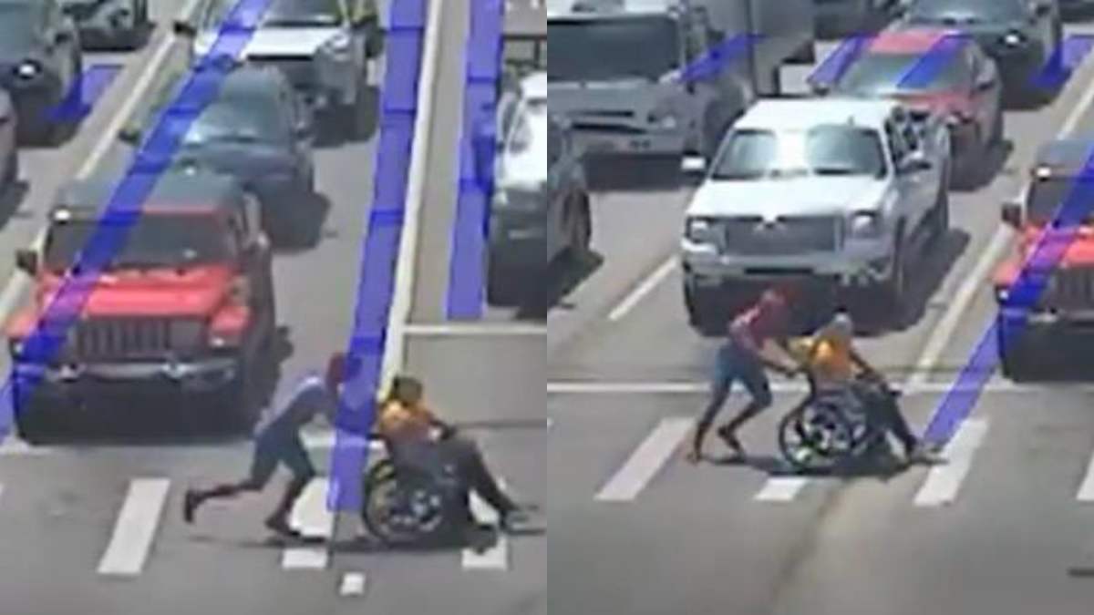 Anziano in carrozzina fatica ad attraversare l’incrocio: dalla macchina scende “Spiderman” ad aiutarlo, il video è virale