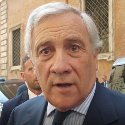 Copertina di Caos del governo sul riarmo, Tajani: “Useremo 14,9 miliardi di Safe”. Poi ci ripensa: “Solo prenotati”. L’Ue: “L’Italia chiarisca, non c’è tempo da perdere”