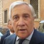 Copertina di Le piroette del governo. Tajani: “Useremo i 14,9 miliardi di prestiti Safe”. Poi la retromarcia: “Solo prenotati”. La Lega: “Decide il Parlamento”