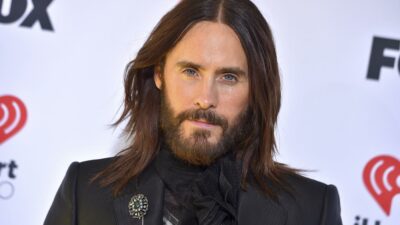 Copertina di Jared Leto è stato accusato di molestie sessuali da quattro donne. Una delle vittime: “Mi faceva ripetute telefonate a sfondo sessuale quando avevo 16 anni”