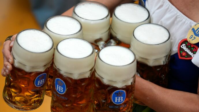 Meno birra nel mondo: la produzione crolla in Germania, in Italia cresce l’analcolica trainata dalla Gen Z