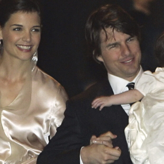 Suri Cruise ha rinunciato legalmente al cognome del padre Tom.  È diventata Suri Noelle, secondo nome della mamma Katie Holmes