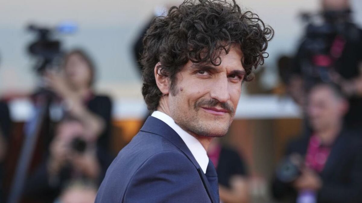 “Mio padre in tutti i film mi ha sempre ammazzato. Mi uccideva e mi faceva rinascere. Una cosa seria, da psicanalista. Non ho l’età e sono messo male. A partire dalle mie povere e malandate ginocchia”: così Louis Garrel