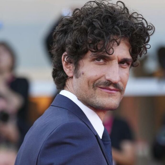 “Mio padre in tutti i film mi ha sempre ammazzato. Mi uccideva e mi faceva rinascere. Una cosa seria, da psicanalista. Non ho l’età e sono messo male. A partire dalle mie povere e malandate ginocchia”: così Louis Garrel
