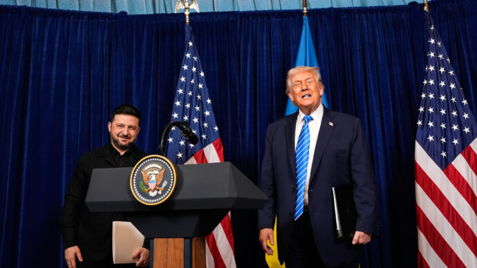 Ora Trump stende il tappeto rosso a Zelensky: “È un onore averlo a Washington”. E Kiev strappa l’ok Usa alla produzione dei Patriot