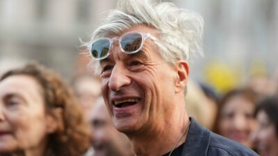 Copertina di “A Ibiza ho promesso a un amico che avremmo girato tutti i club. Abbiamo trovato una baia dove non c’era nessuno, con due materassi è diventata la nostra base. Ci buttavamo in acqua appena svegli”: lo rivela Maurizio Cattelan