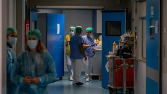 Copertina di Sanità, firmato il contratto del comparto: aumento di 240 euro per gli infermieri. Sindacati: “Personale dei pronto soccorso penalizzato”
