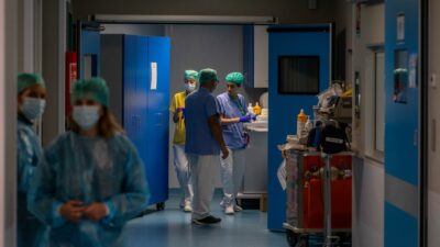 Copertina di Sanità, firmato il contratto del comparto: aumento di 240 euro per gli infermieri. Sindacati: “Personale dei pronto soccorso penalizzato”