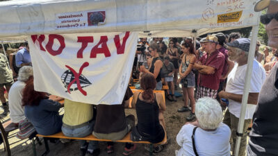 Copertina di Val di Susa, quel che Piantedosi non spiega: perchè i black bloc erano meglio disposti in campo della polizia