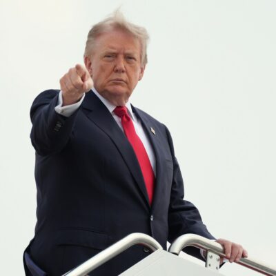 Copertina di Trump dopo gli attacchi alle basi Usa in Giordania: “Colpiremo l’Iran duramente”. Teheran: "Hormuz non tornerà mai come prima"