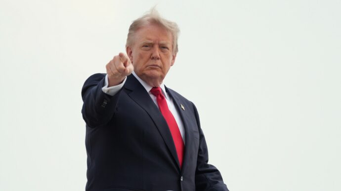 Trump dopo gli attacchi alle basi Usa in Giordania: “Colpiremo l’Iran duramente, è il nostro turno”. Teheran: “Hormuz non tornerà mai come prima”