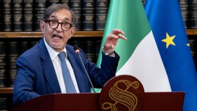 Copertina di La Russa sulla legge elettorale: “Le preferenze ci creano qualche problema, ma abbiamo mediato. A settembre si chiude”
