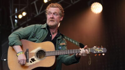 Copertina di E’ morto a 56 anni Glen Hansard, il cantautore irlandese premio Oscar e frontman dei The Frames: “Uno schianto in moto nella notte a Dublino”