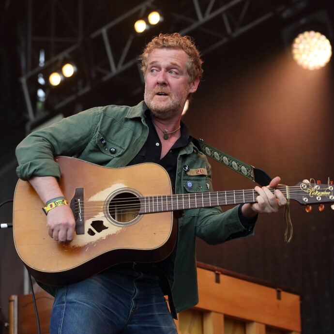 E’ morto a 56 anni Glen Hansard, il cantautore irlandese premio Oscar e frontman dei The Frames: “Uno schianto in moto nella notte a Dublino”