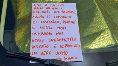 Copertina di “A te a cui tuo marito urlava per sistemare un parasole, auguro il coraggio di lasciarlo perché le m**** non cambiano mai”: il biglietto lasciato sul parabrezza dell’auto è virale