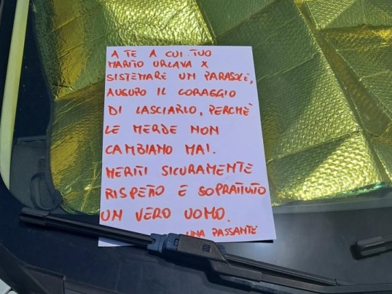 “A te a cui tuo marito urlava per sistemare un parasole, auguro il coraggio di lasciarlo perché le m**** non cambiano mai”: il biglietto lasciato sul parabrezza dell’auto è virale