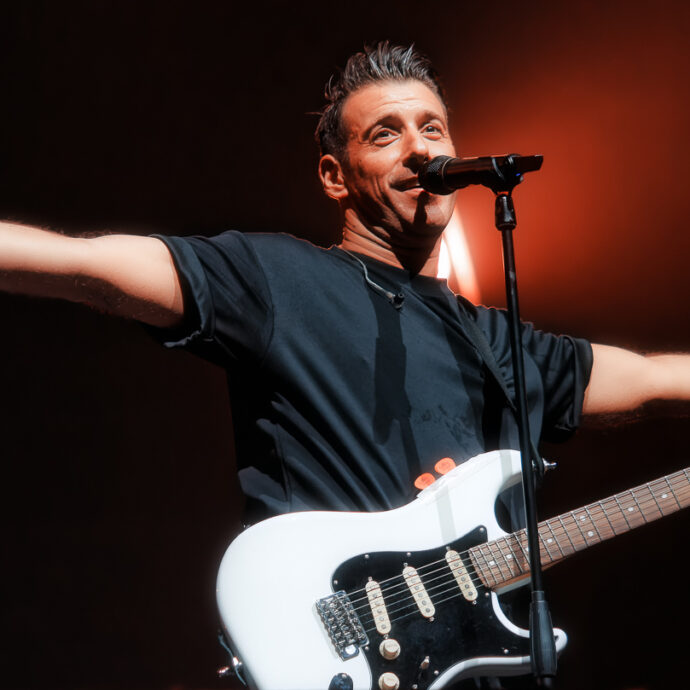 “Mio padre possiede un negozio di strumenti a Carrara e non demorde, nonostante abbia 76 anni. Occidentali’s karma fa parte della storia della musica italiana di quel decennio”: così Francesco Gabbani