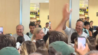 Copertina di “Quando l’aereo ha 16 ore di ritardo, ma all’aeroporto di Ibiza incontri Gerry Scotti”: il video dei turisti italiani è virale