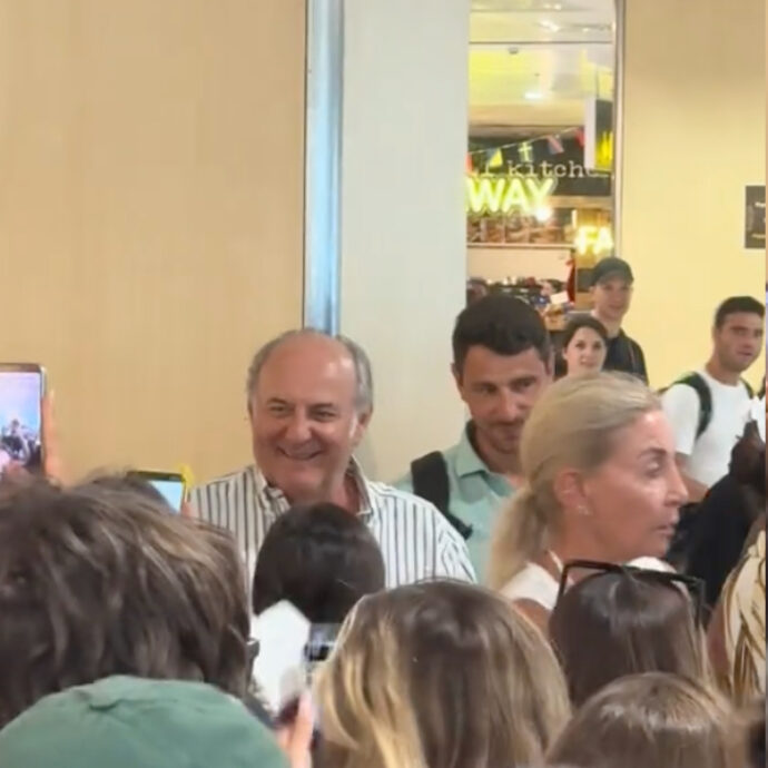 “Quando l’aereo ha 16 ore di ritardo, ma all’aeroporto di Ibiza incontri Gerry Scotti”: il video dei turisti italiani è virale