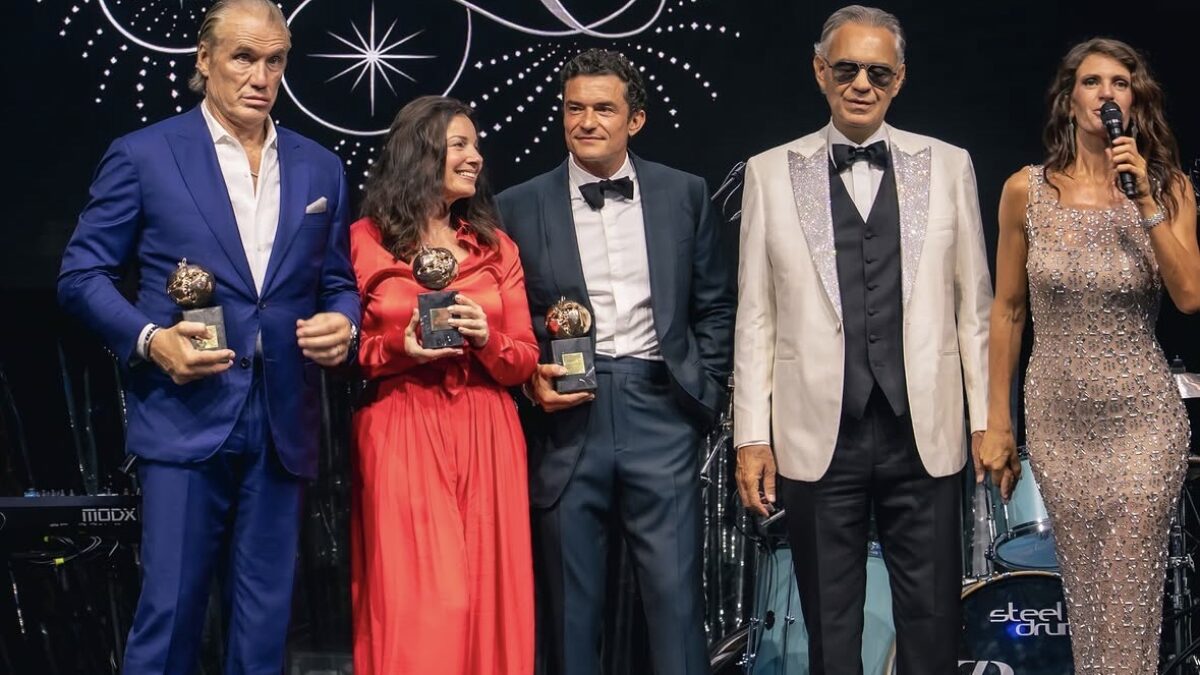 La corte di Andrea Bocelli si riempie di star: premiati la “tata” Fran Drescher che strappa sorrisi e Orlando Bloom che ricorda i “bambini sofferenti”. Oltre 2.3 milioni di euro raccolti all’asta benefica