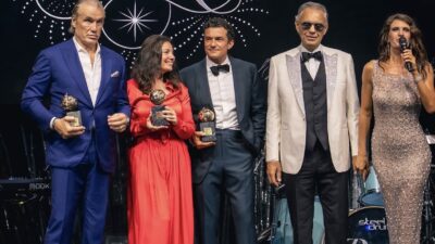 Copertina di La corte di Andrea Bocelli si riempie di star: premiati la “tata” Fran Drescher che strappa sorrisi e Orlando Bloom che ricorda i “bambini sofferenti”. Oltre 2.3 milioni di euro raccolti all’asta benefica